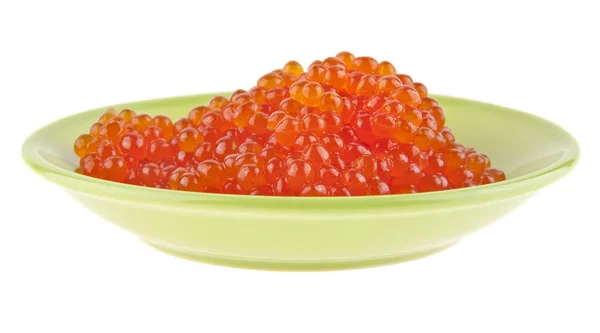 Caviar vermelho em uma placa verde isolada em um fundo branco — Fotografia de Stock