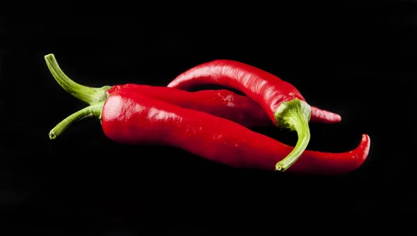 Piros erős paprika, a fekete háttér Vértes — Stock Fotó