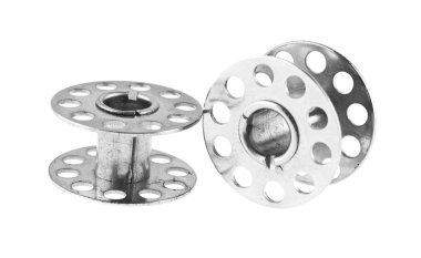 Beyaz arka plan yakın çekim izole iş parçacıkları için metal reel