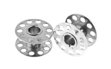 Beyaz arka plan yakın çekim izole iş parçacıkları için metal reel