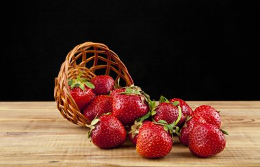 Çilek siyah arka planda yakın plan