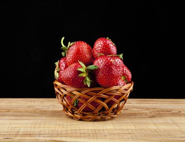 Çilek siyah arka planda yakın plan