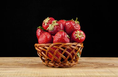 Çilek siyah arka planda yakın plan