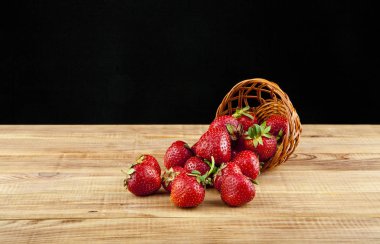 Çilek siyah arka planda yakın plan