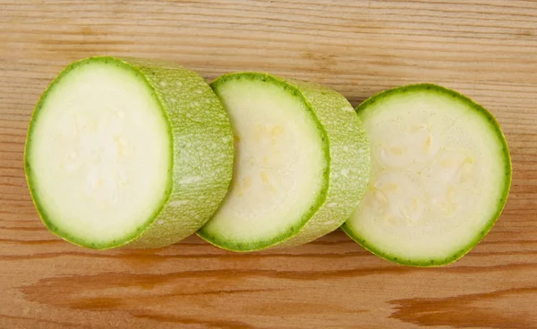 Zucchini auf einem hölzernen Hintergrund Nahaufnahme — Stockfoto