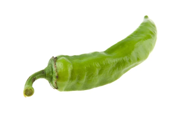 Groene peper op witte achtergrond close-up geïsoleerd — Stockfoto