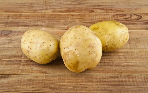 Potatis på ett träbord närbild — Stockfoto