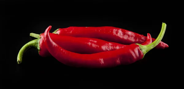 Κόκκινο πιπέρι σε ένα μαύρο φόντο closeup — Φωτογραφία Αρχείου