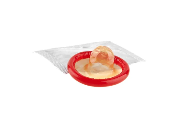 Rood condoom geïsoleerd op een witte achtergrond close-up — Stockfoto