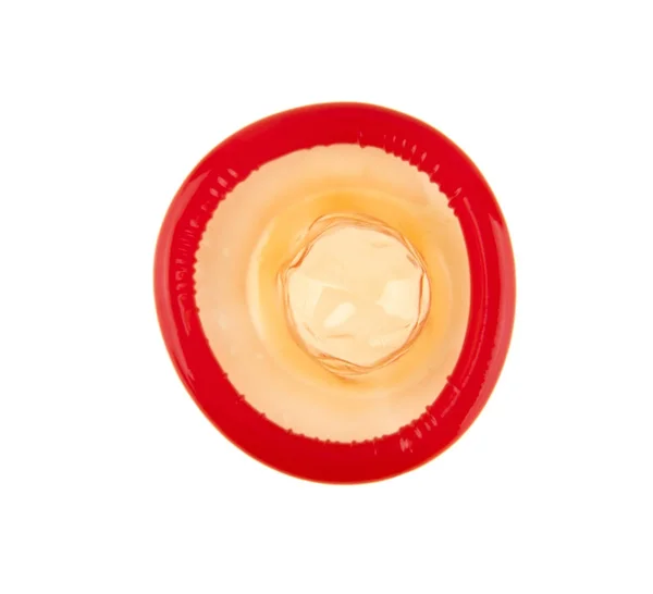 Rotes Kondom isoliert auf weißem Hintergrund Nahaufnahme — Stockfoto