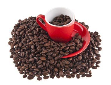 Kırmızı Kupası ve beyaz arka plan yakın çekim izole kahve taneleri