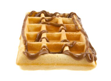 Waffle beyaz arka plan üzerinde izole karamel içinde