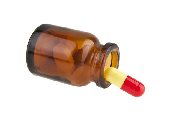 Pillen in pot geïsoleerd op een witte achtergrond close-up — Stockfoto