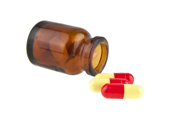 Pílulas em frasco isolado no fundo branco close-up — Fotografia de Stock