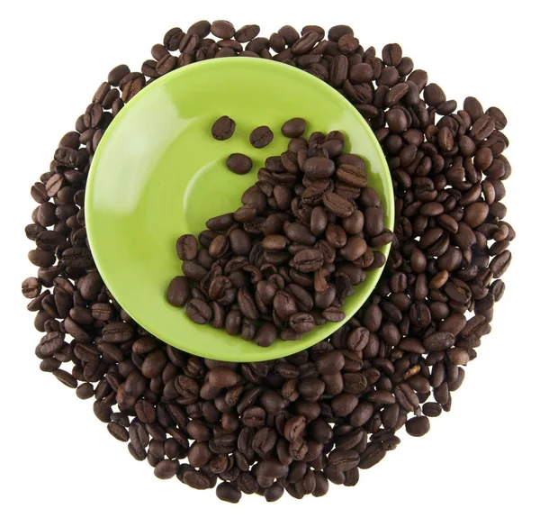 녹색 접시와 흰색 배경 c에 고립 된 커피의 알갱이 — 스톡 사진