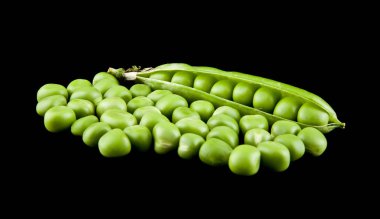 üzerinde siyah arka plan yakın çekim yeşil bezelye