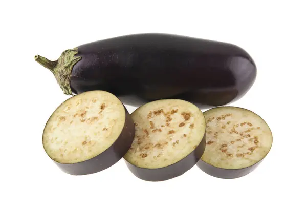 Aubergine op witte achtergrond close-up geïsoleerd — Stockfoto