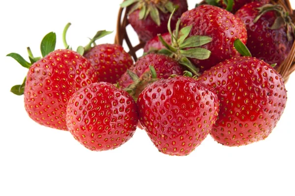 草莓在白色背景特写一个孤立的篮子里 — 图库照片