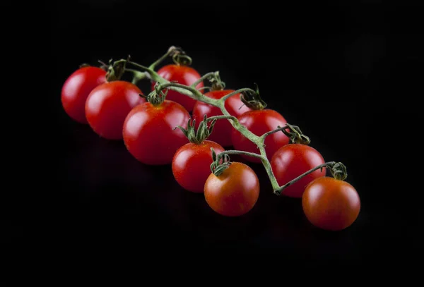 Pomodori isolati su fondo nero primo piano — Foto Stock