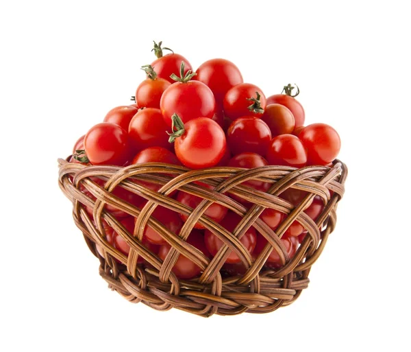 Pomodori in un cestino isolato su sfondo bianco primo piano — Foto Stock