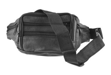 Beyaz arka plan üzerinde izole siyah kuşak deri çanta