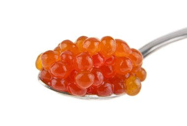 Bir kaşık beyaz arka plan üzerinde izole kırmızı havyar