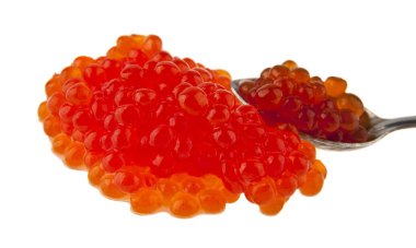 Bir kaşık beyaz arka plan üzerinde izole kırmızı havyar