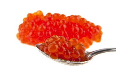 Bir kaşık beyaz arka plan üzerinde izole kırmızı havyar