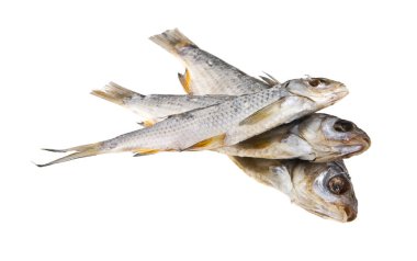 Beyaz arka planda izole edilmiş kurutulmuş balık