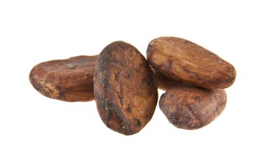 Beyaz arka plan üzerinde izole kakao taneleri