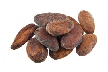 Beyaz arka plan üzerinde izole kakao taneleri