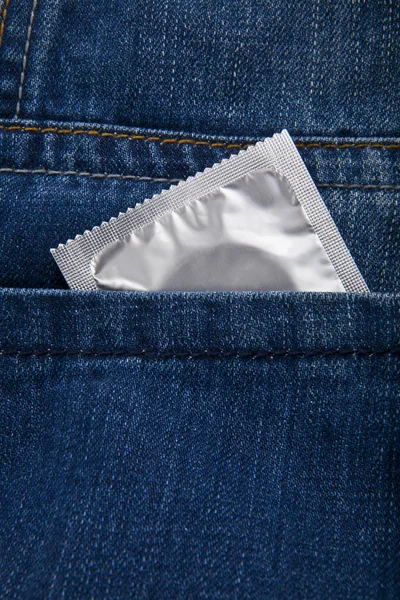 ブルー ジーンズのポケットにコンドーム — ストック写真