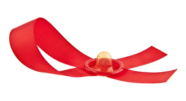 Cinta roja y preservativo aislado sobre fondo blanco primer plano —  Fotos de Stock
