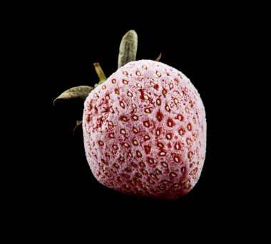 siyah bir arka plan üzerinde izole Dondurulmuş çilek