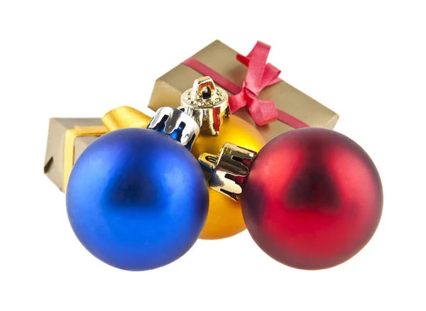 Kerstballen en geschenken geïsoleerd op witte achtergrond — Stockfoto