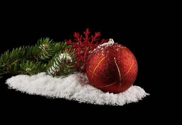Gren av en julgran, presenter och en snöflinga i snön på — Stockfoto