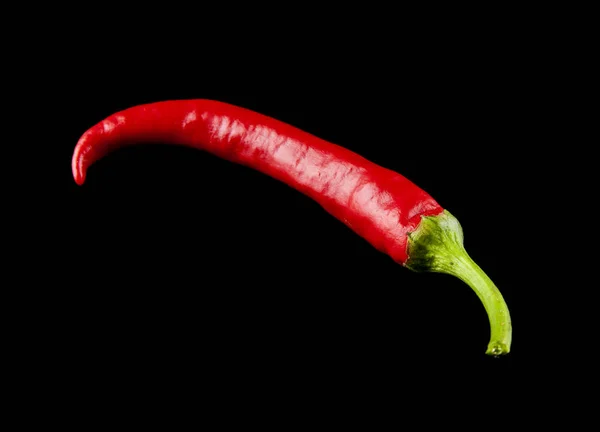 Pimenta vermelha em um fundo preto closeup — Fotografia de Stock