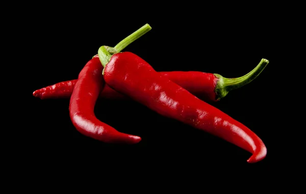 Rode peper op een zwarte achtergrond-closeup — Stockfoto