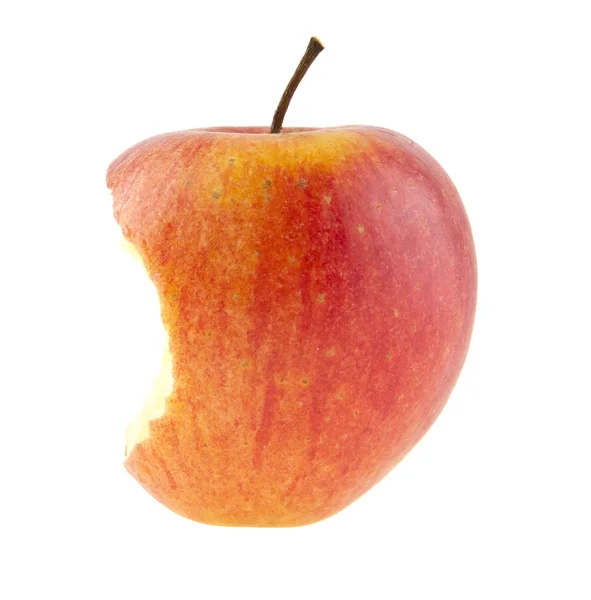Pokousaný červené jablko izolovaných na bílém pozadí — Stock fotografie