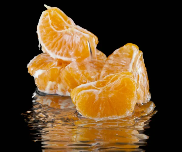 Oranges in drops of water on a black background closeup — Stock Photo, Image