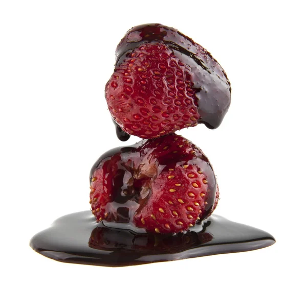 白色背景的巧克力糖浆中的草莓 — 图库照片