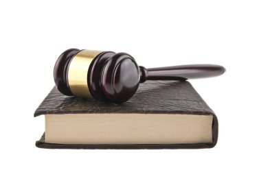 tahta çekiç ve beyaz arka plan üzerinde izole kitap