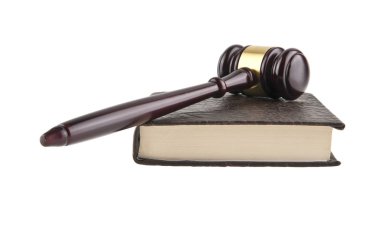 tahta çekiç ve beyaz arka plan üzerinde izole kitap