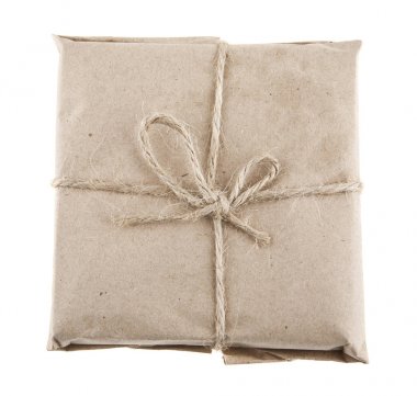 Beyaz arka plan üzerinde izole kağıt parsel