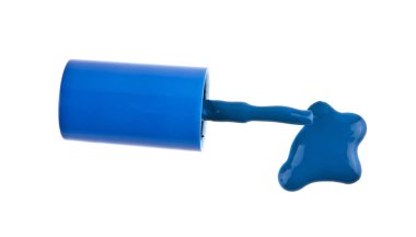 Beyaz arkaplanda mavi oje izole edilmiş.