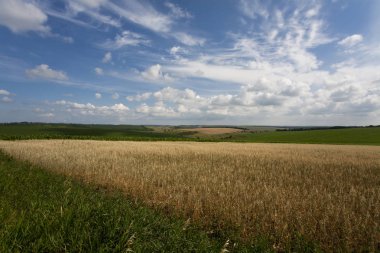 alan mavi bulutlu gökyüzü arka plan üzerinde
