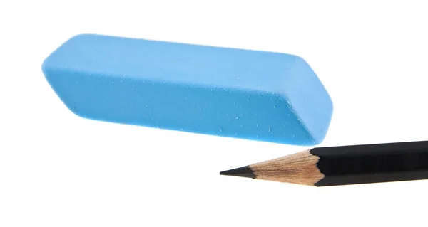 Blauer Radiergummi und schwarzer Bleistift isoliert auf weißem Hintergrund — Stockfoto