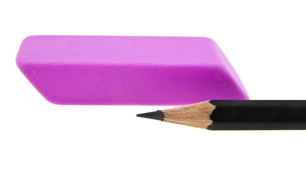 Ροζ γόμα και μαύρο μολύβι που απομονώνονται σε λευκό φόντο — Φωτογραφία Αρχείου