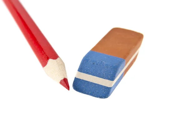 Crayon rouge et gomme isolée sur fond blanc — Photo