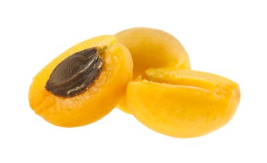 Kayısılar beyaz arkaplanda izole edilmiş